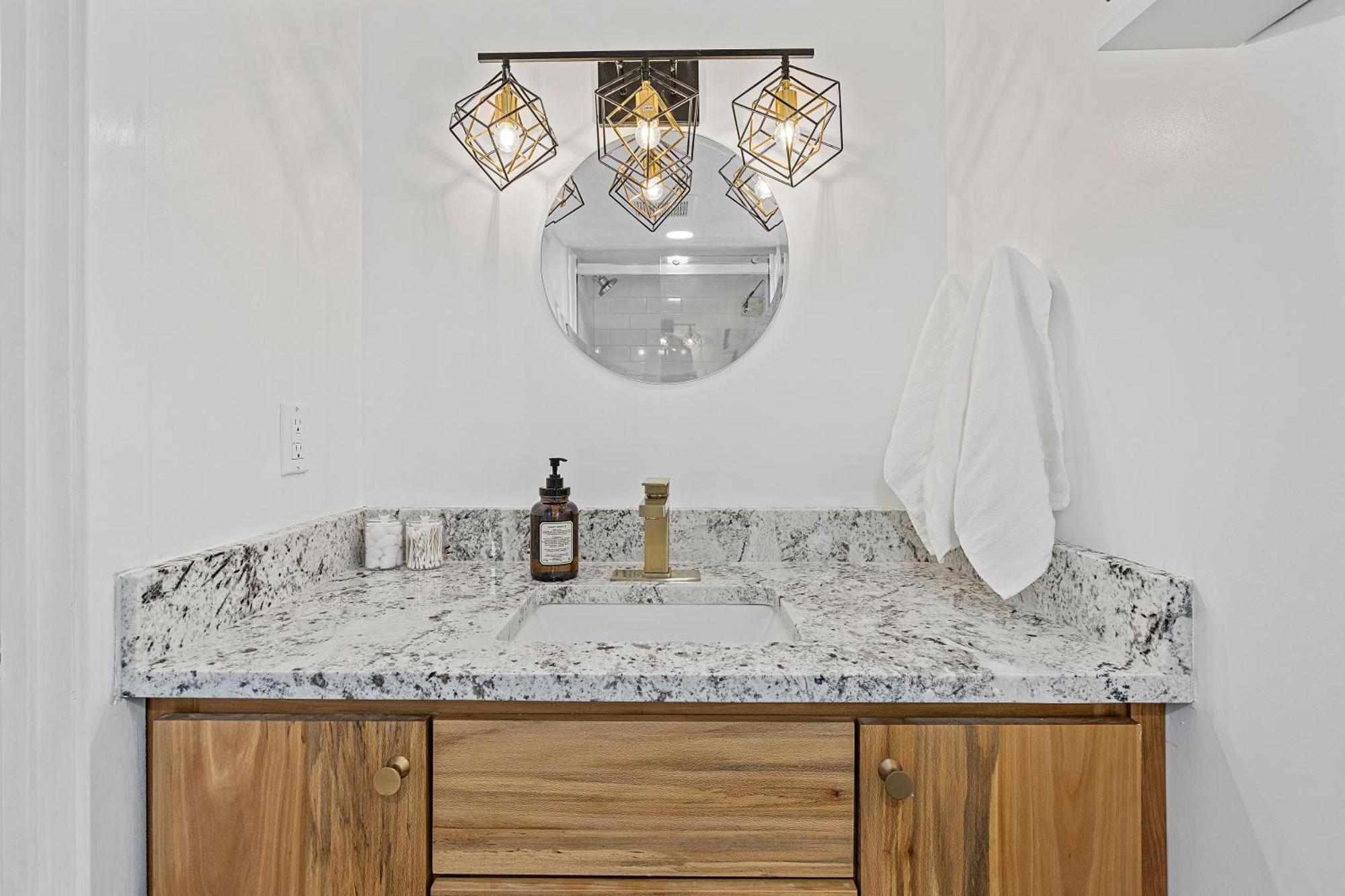 Charming Salt Minutes From Airport, Downtown Slc , Skiing South Salt Lake