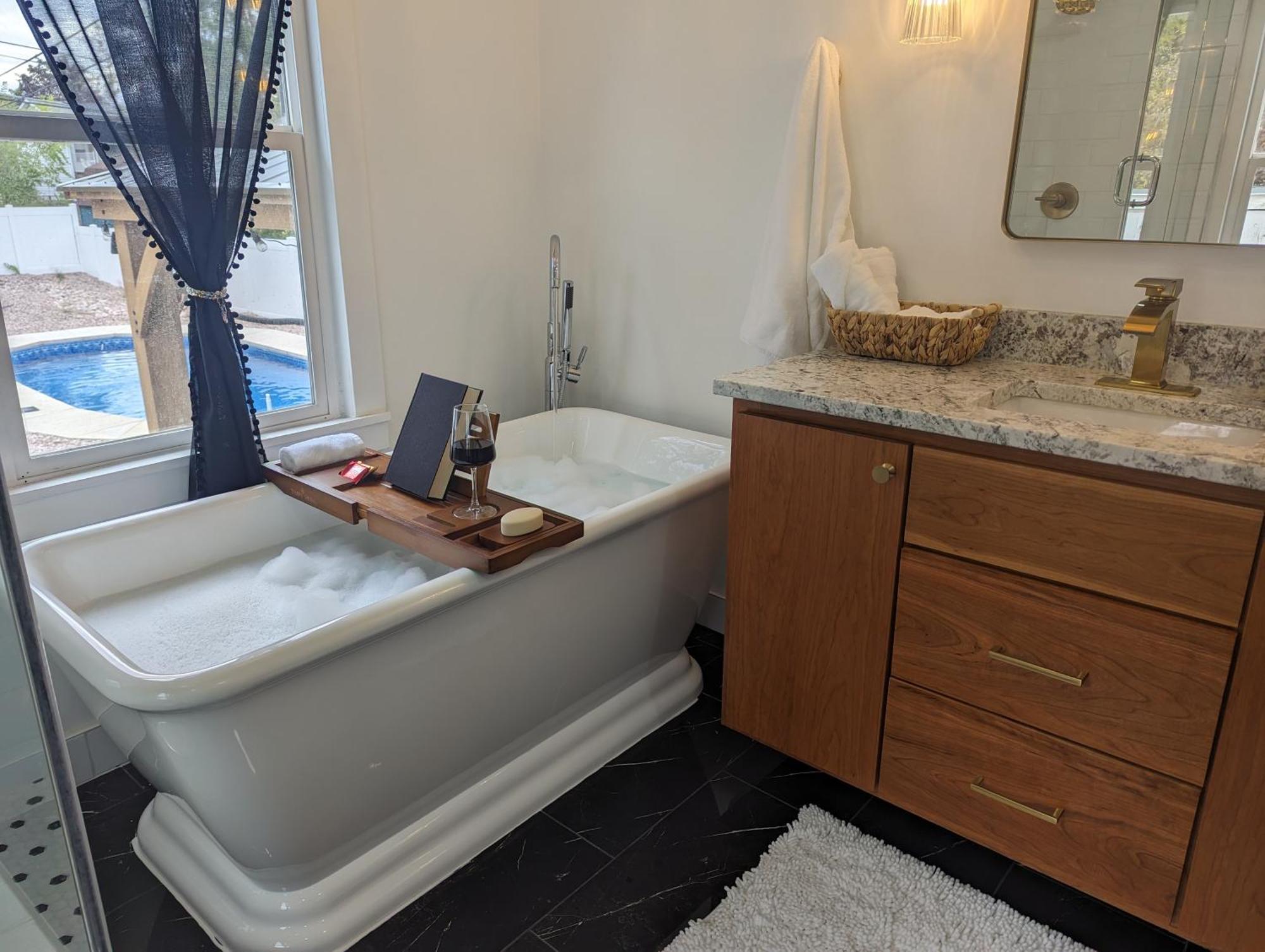 Charming Salt Minutes From Airport, Downtown Slc , Skiing South Salt Lake